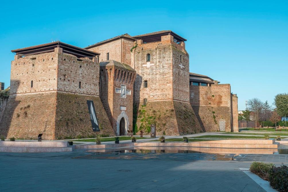 Lamalatestina Suite - Apartment In Front Of The Castle Rimini Luaran gambar